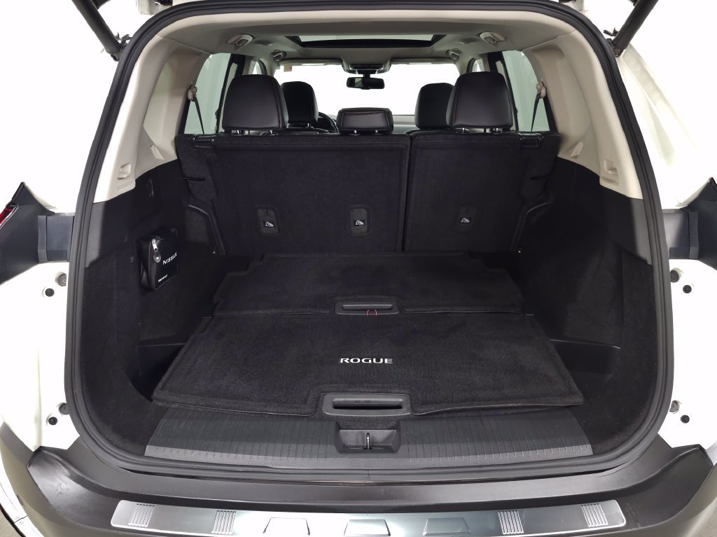 Used 2023 White Nissan SL image 5
