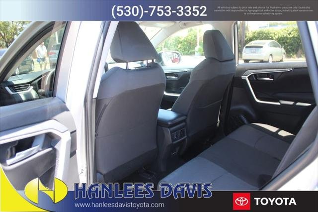 2025 Toyota RAV4 XLE - Photo 15