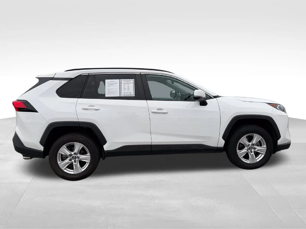 Used 2020 White Toyota XLE image 28
