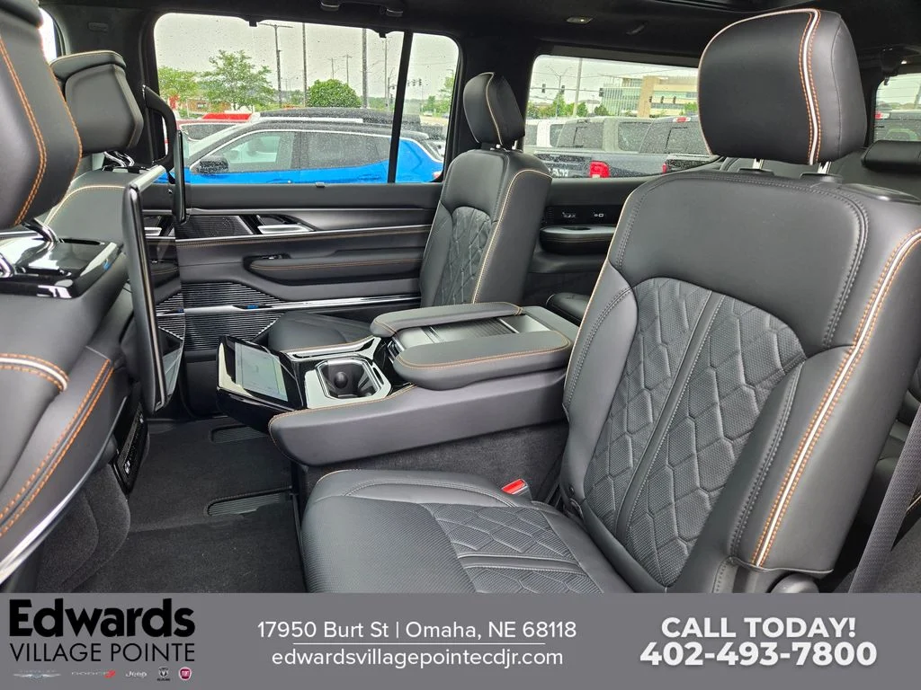 New 2026 Bright White Clear-Coat Exterior Paint Jeep Summit Reserve image 28