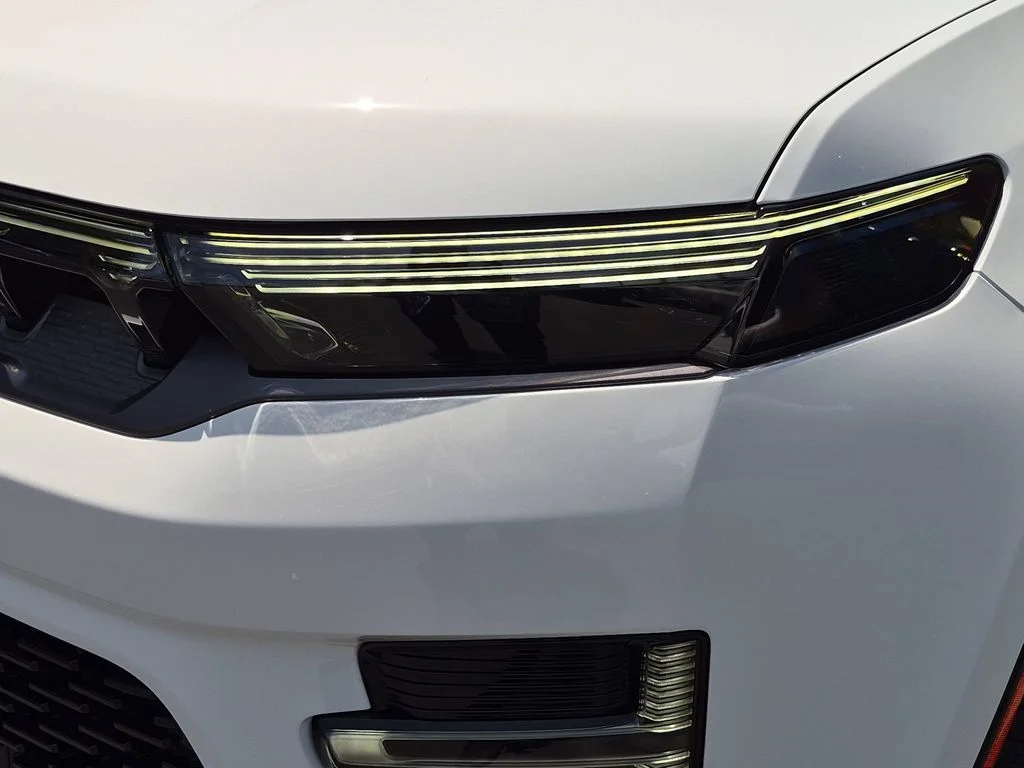 New 2026 Bright White Clear-Coat Exterior Paint Jeep Summit Reserve image 9