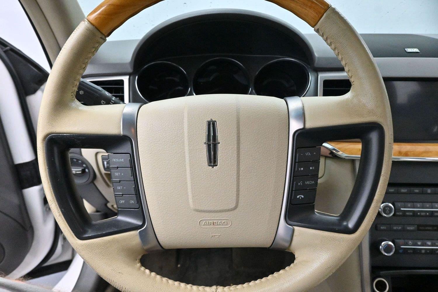 Used 2012 White Platinum Metallic Tricoat Lincoln 4dr Sdn FWD image 17