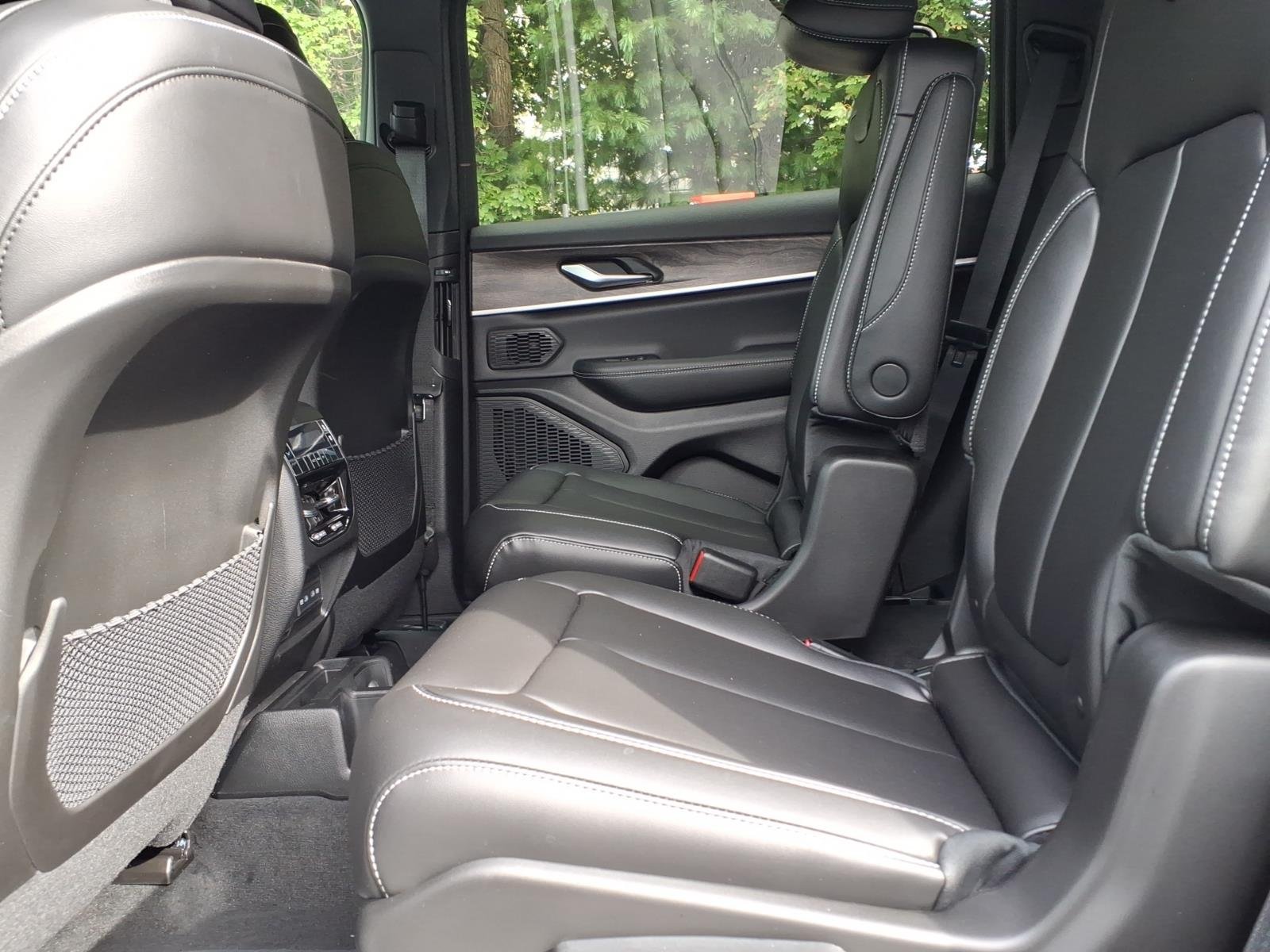 New 2027 Bright White Clear-Coat Paint Jeep Limited image 5