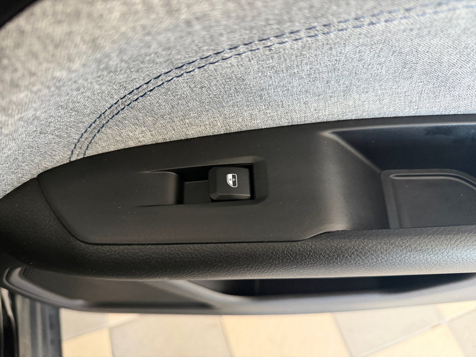 Used 2023 Diamond Black Crystal Pearlcoat Jeep Latitude image 37