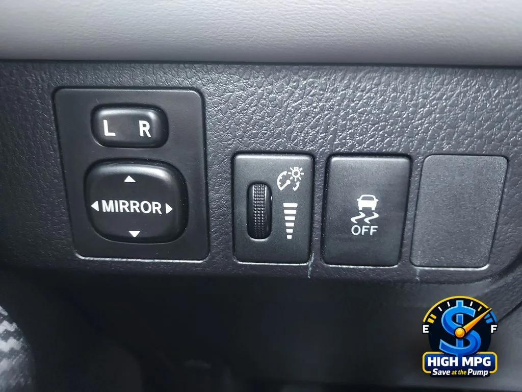 Used 2014 Red Toyota XLE image 18