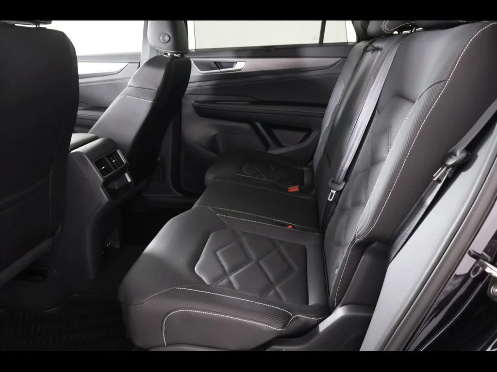 New 2026 Black Volkswagen 2.0T SE w/Technology image 10