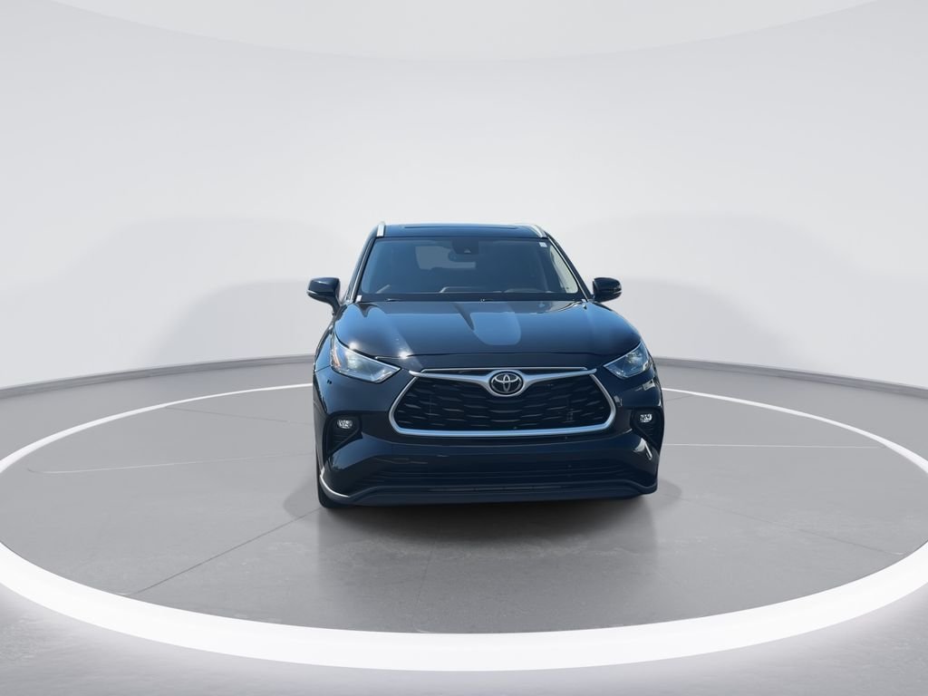 Used 2022 Black Toyota XLE image 3