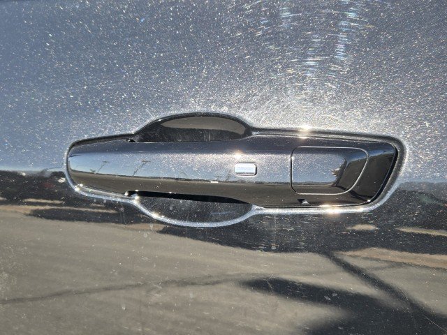 Used 2025 Ebony Twilight Metallic GMC Elevation image 9