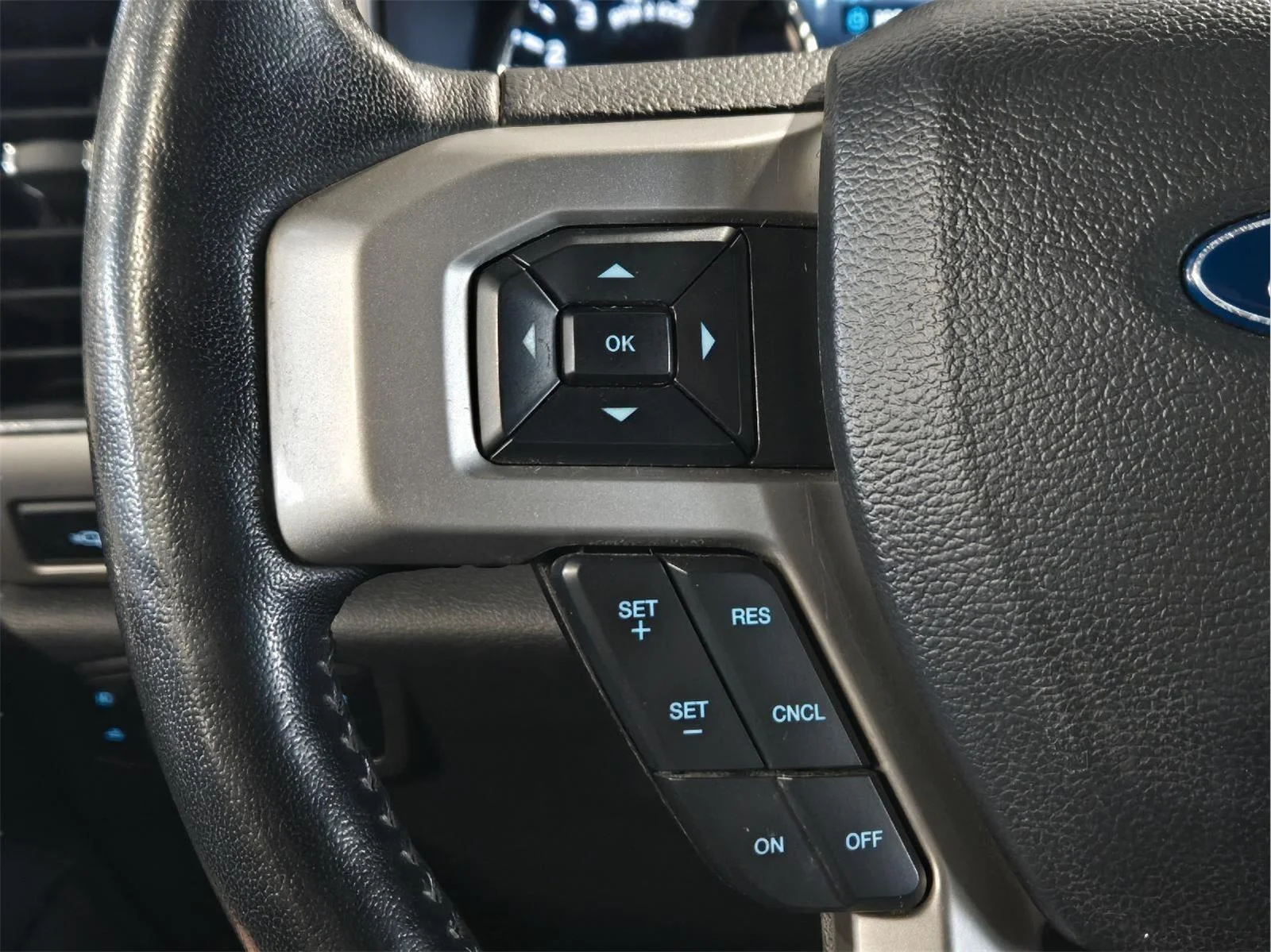 Used 2022 Iconic Silver/Carbonized Gray Ford Lariat image 16