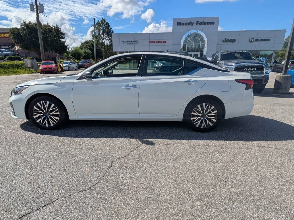 Used 2025 White Nissan 2.5 SV image 7