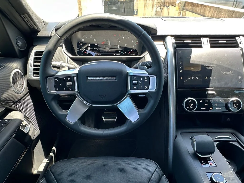 Used 2025  Land Rover Dynamic SE image 25