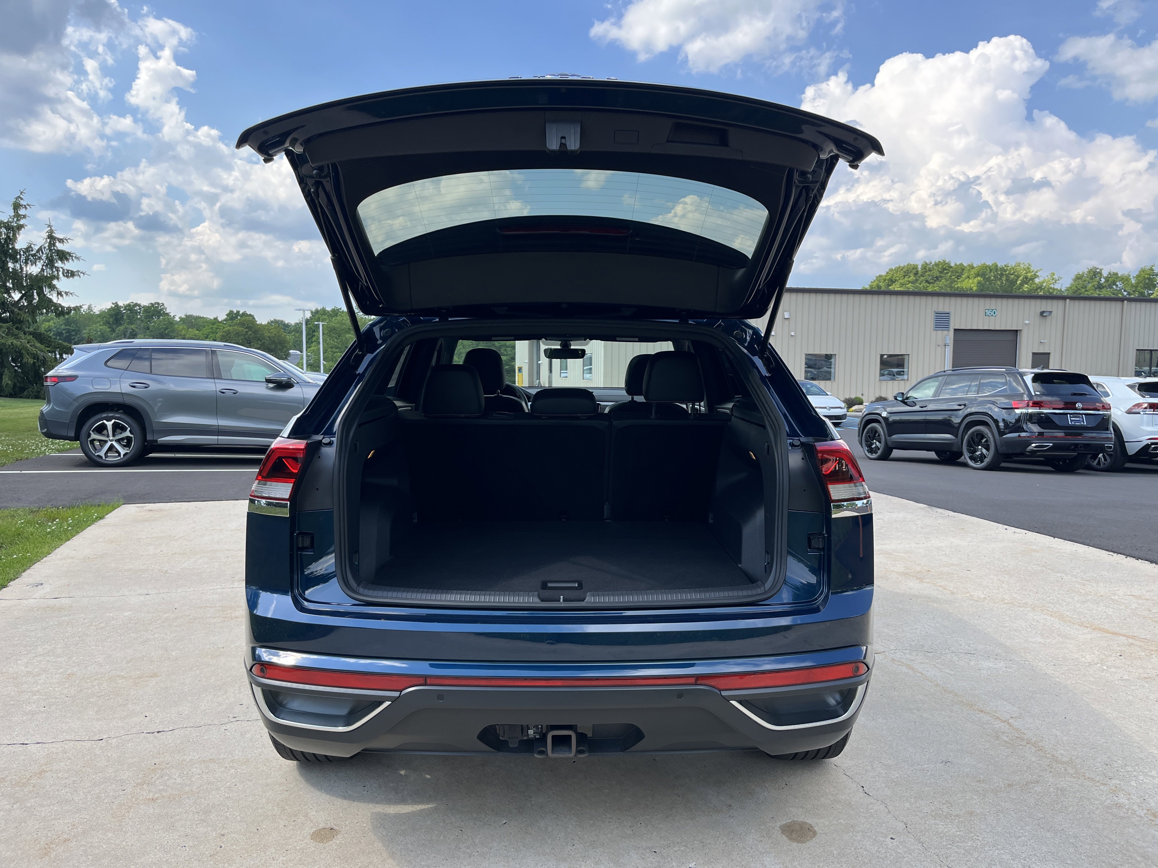 Used 2022  Volkswagen 3.6L V6 SE w/Technology image 11