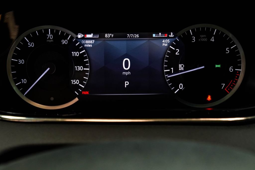 Used 2023 Black Land Rover R-Dynamic SE image 33