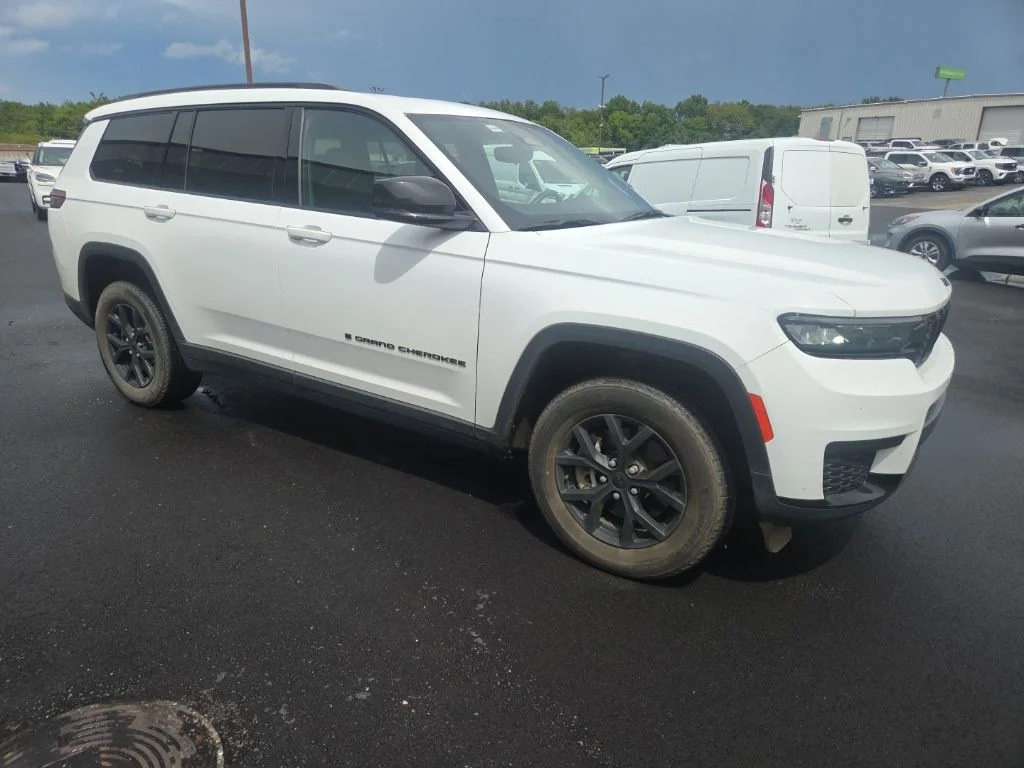 Used 2024 White Jeep Altitude image 17