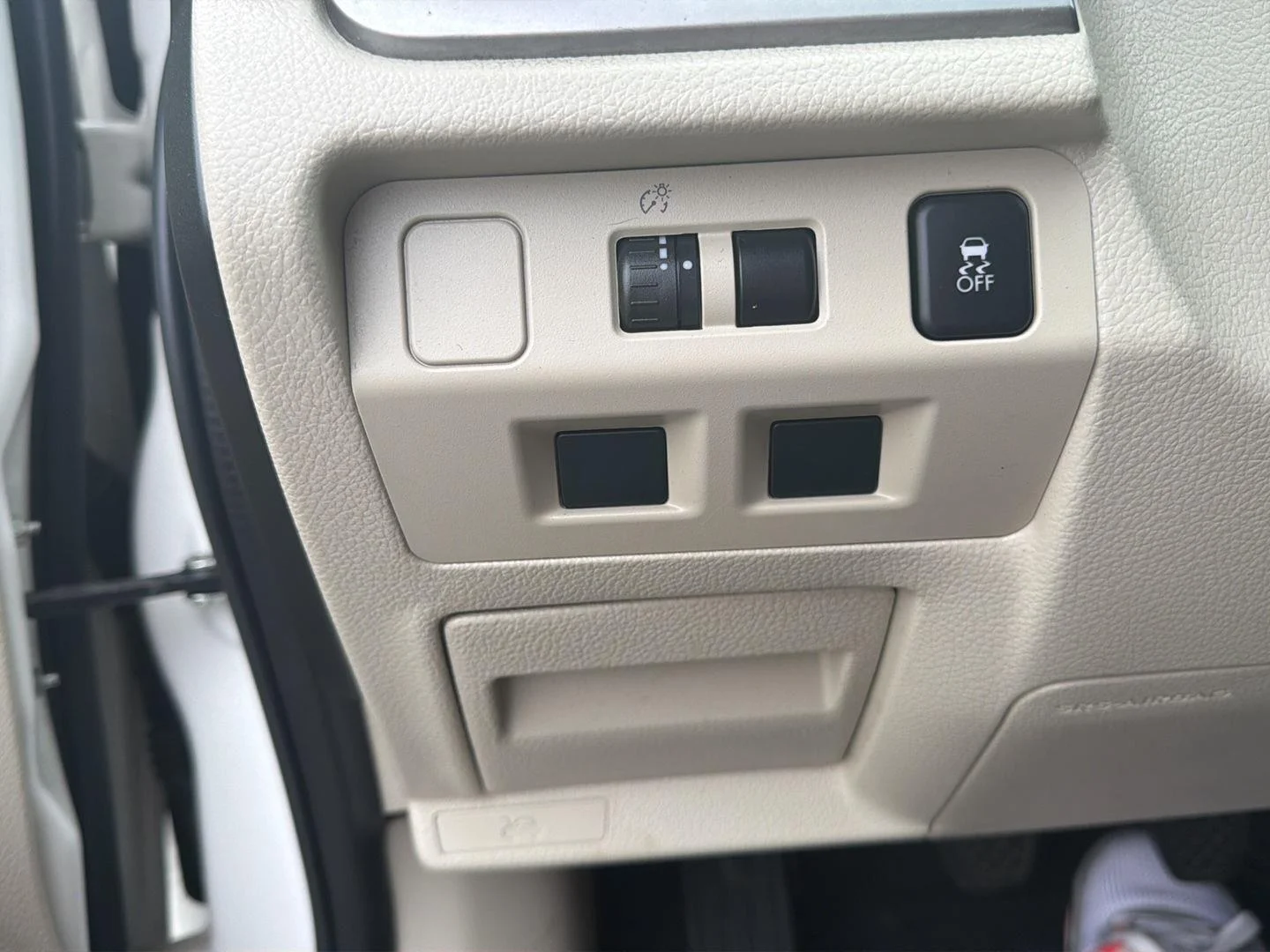 Used 2013 Satin White Pearl Subaru Premium image 19