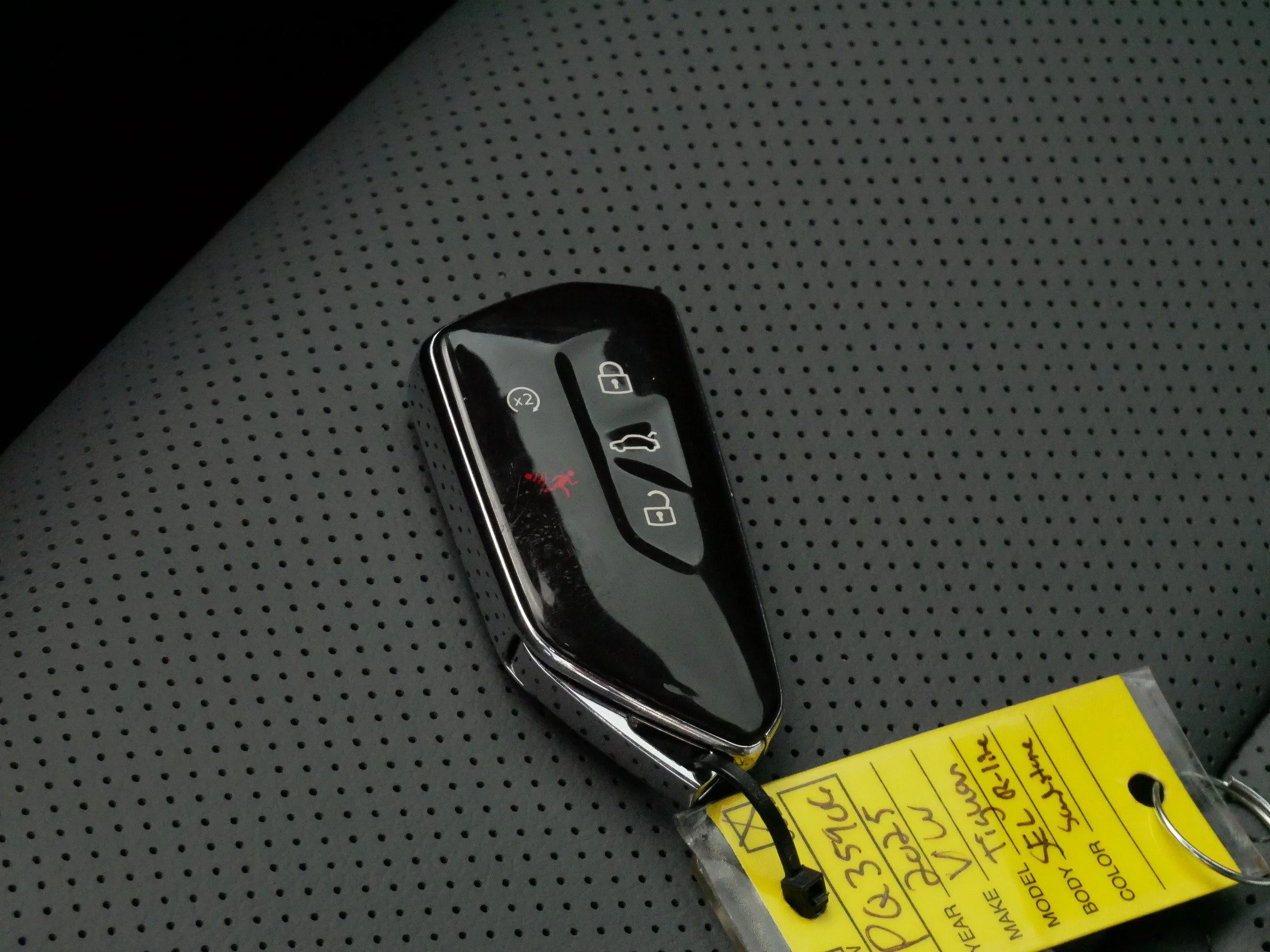 Certified Used 2025 Sandstone Volkswagen SEL R-Line image 28