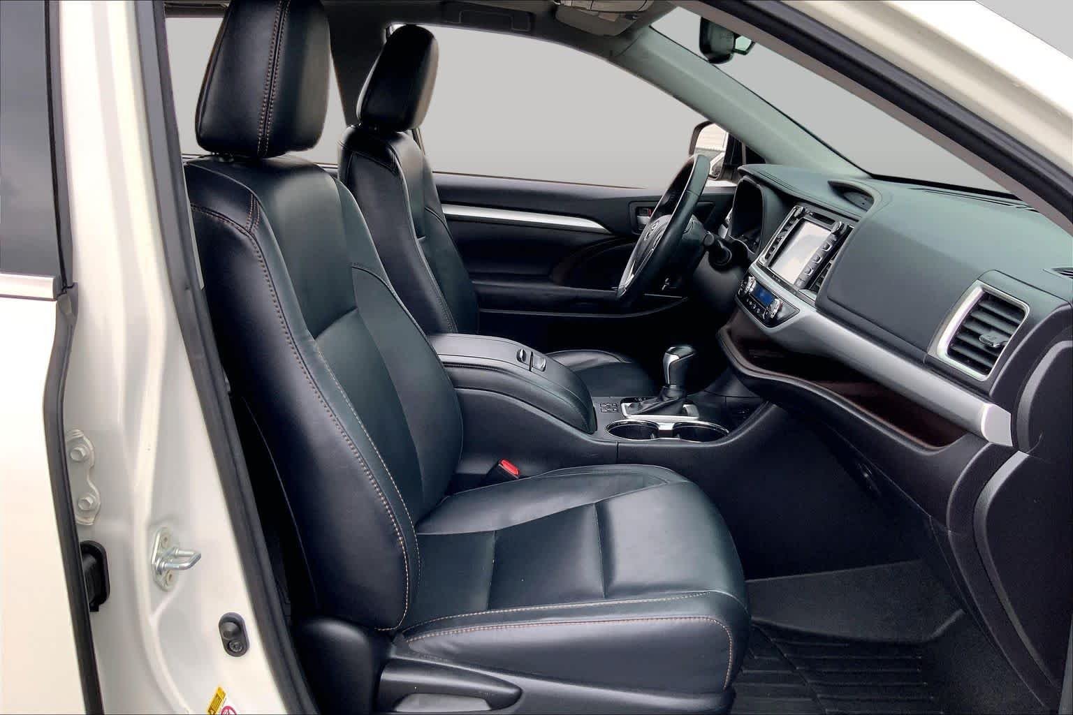 Used 2016 Blizzard Pearl Toyota XLE image 9