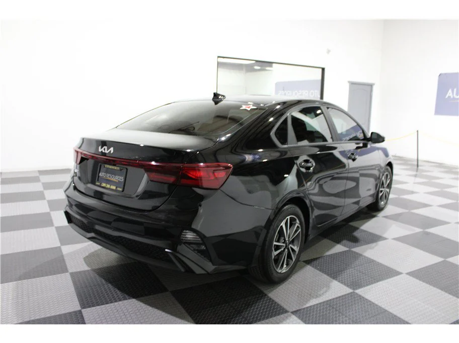 2023 Kia Forte LXS - Photo 4