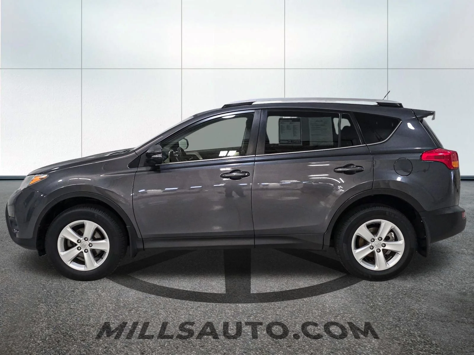 Used 2014 Gray Toyota XLE image 3