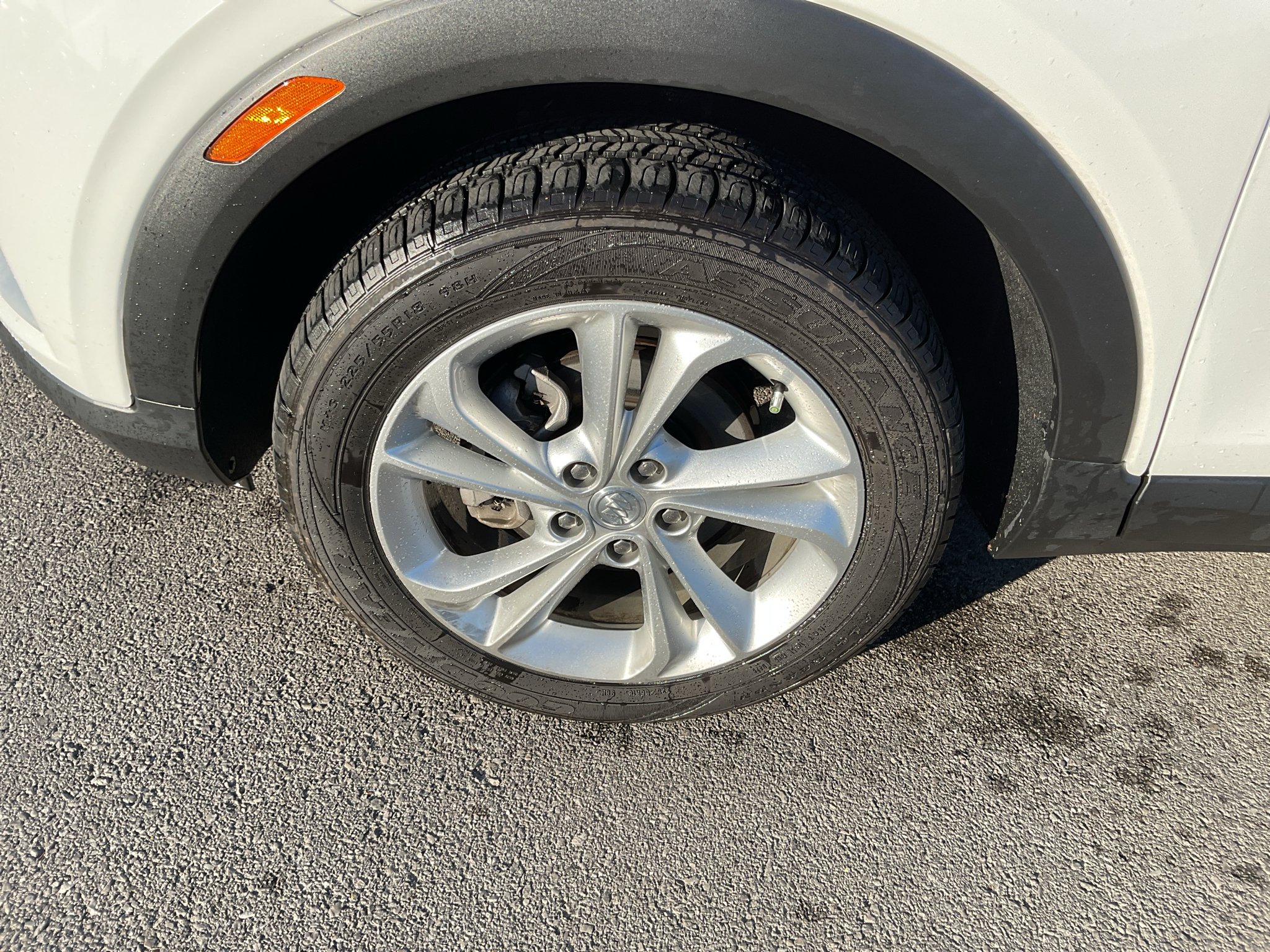 Used 2023 Summit White Buick Preferred image 3