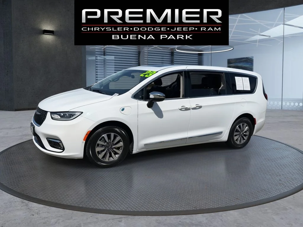 Used 2023 White Chrysler Limited image 4