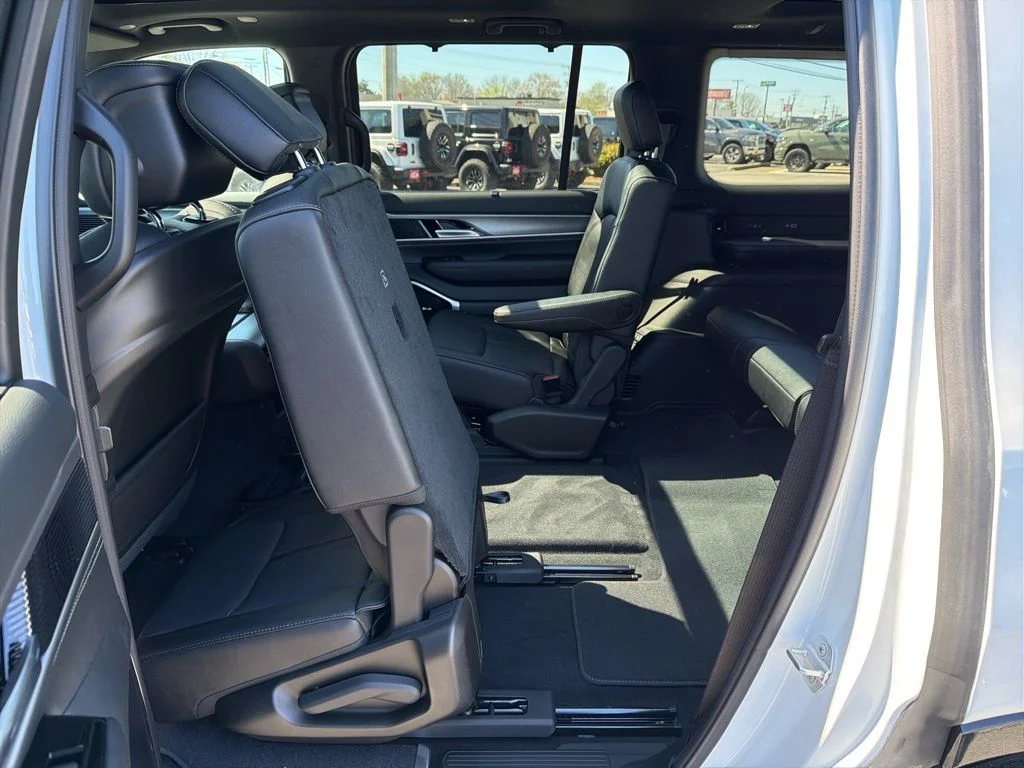 New 2026 Bright White Clear-Coat Exterior Paint Jeep Limited Reserve image 27