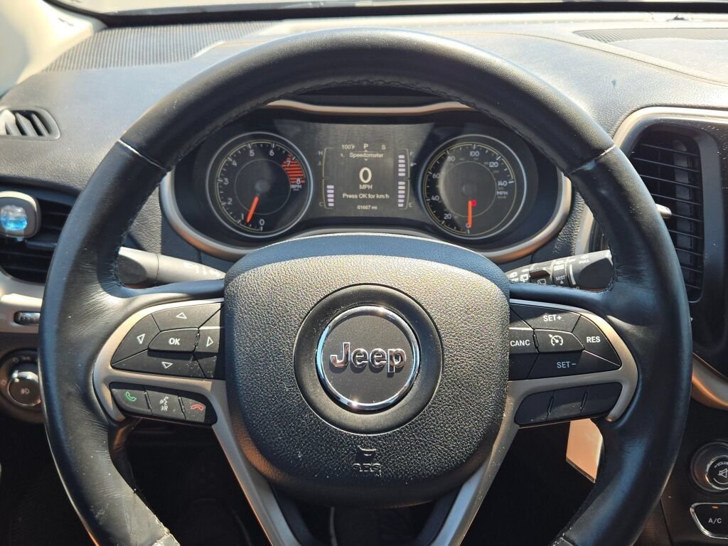 Used 2016 Gray Jeep Latitude image 30