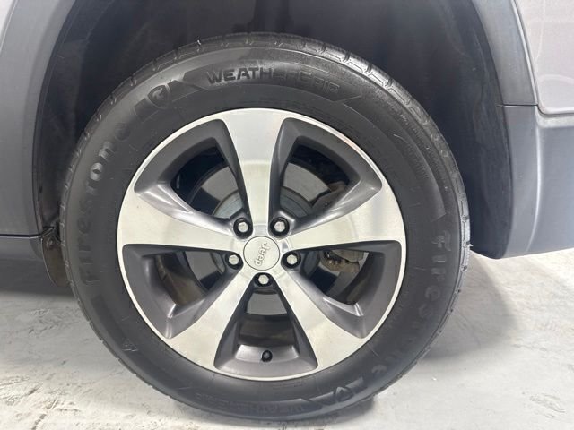 Used 2019 Silver Jeep Limited image 9