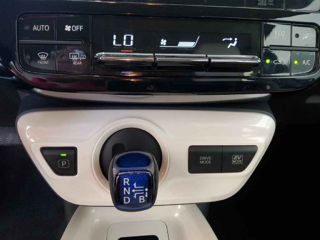 Used 2016 White Toyota Four image 28