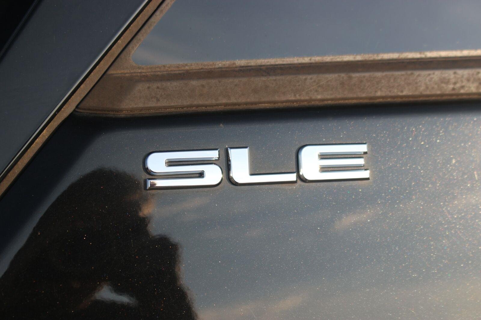Used 2020 EBONY TWILIGHT METALLIC GMC SLE image 10