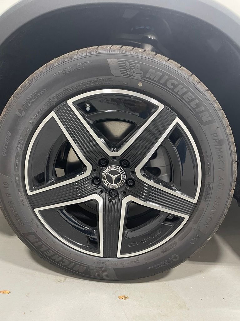 New 2027 White Mercedes-Benz GLC 300 image 12