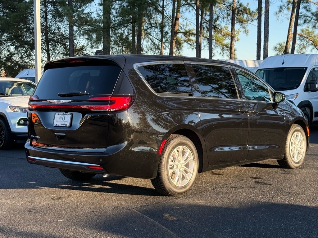 New 2026 Diamond Black Crystal Pearl-Coat Exterior Paint Chrysler Select image 3