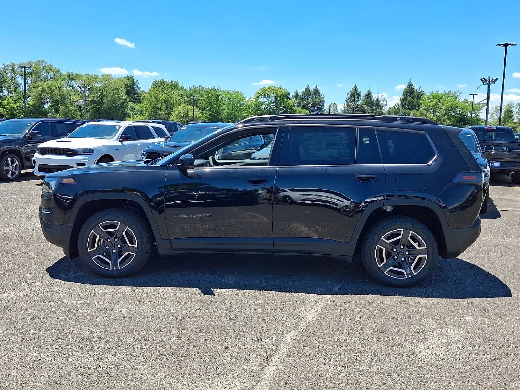 New 2026 Diamond Black Crystal Pearl-Coat Exterior Paint Jeep Limited image 5