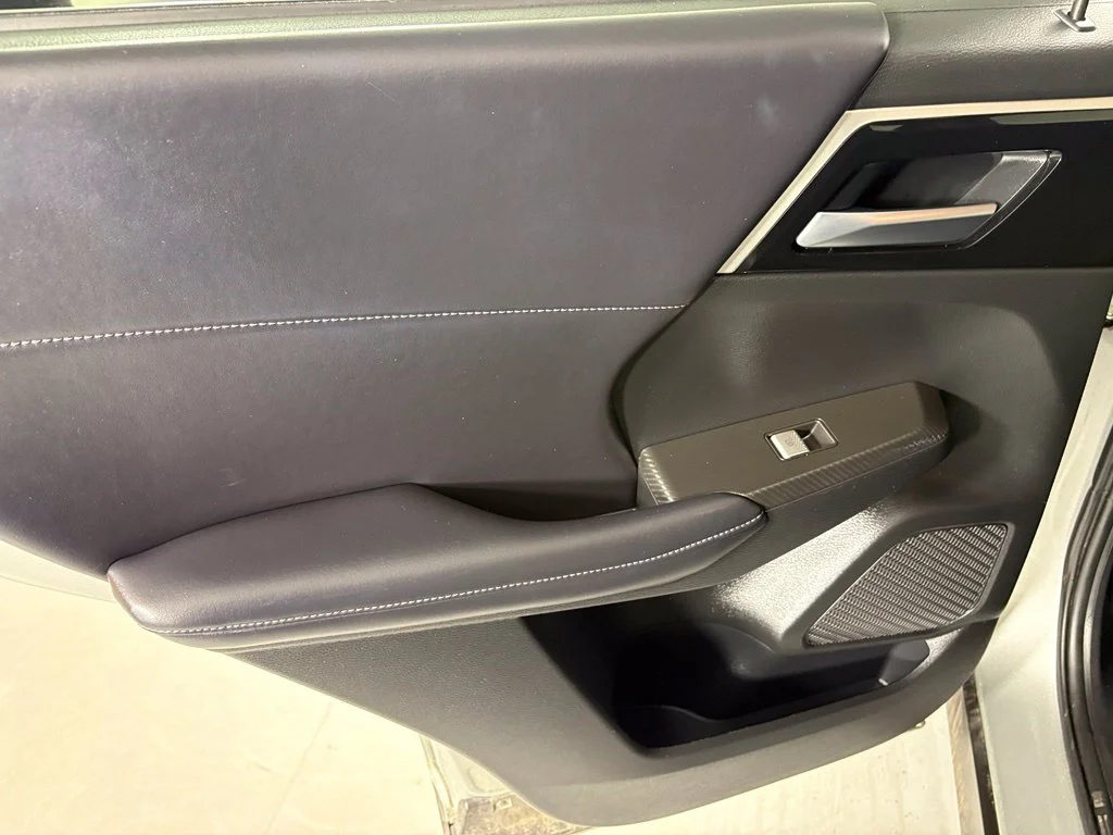 Used 2024 Silver Mitsubishi  image 32