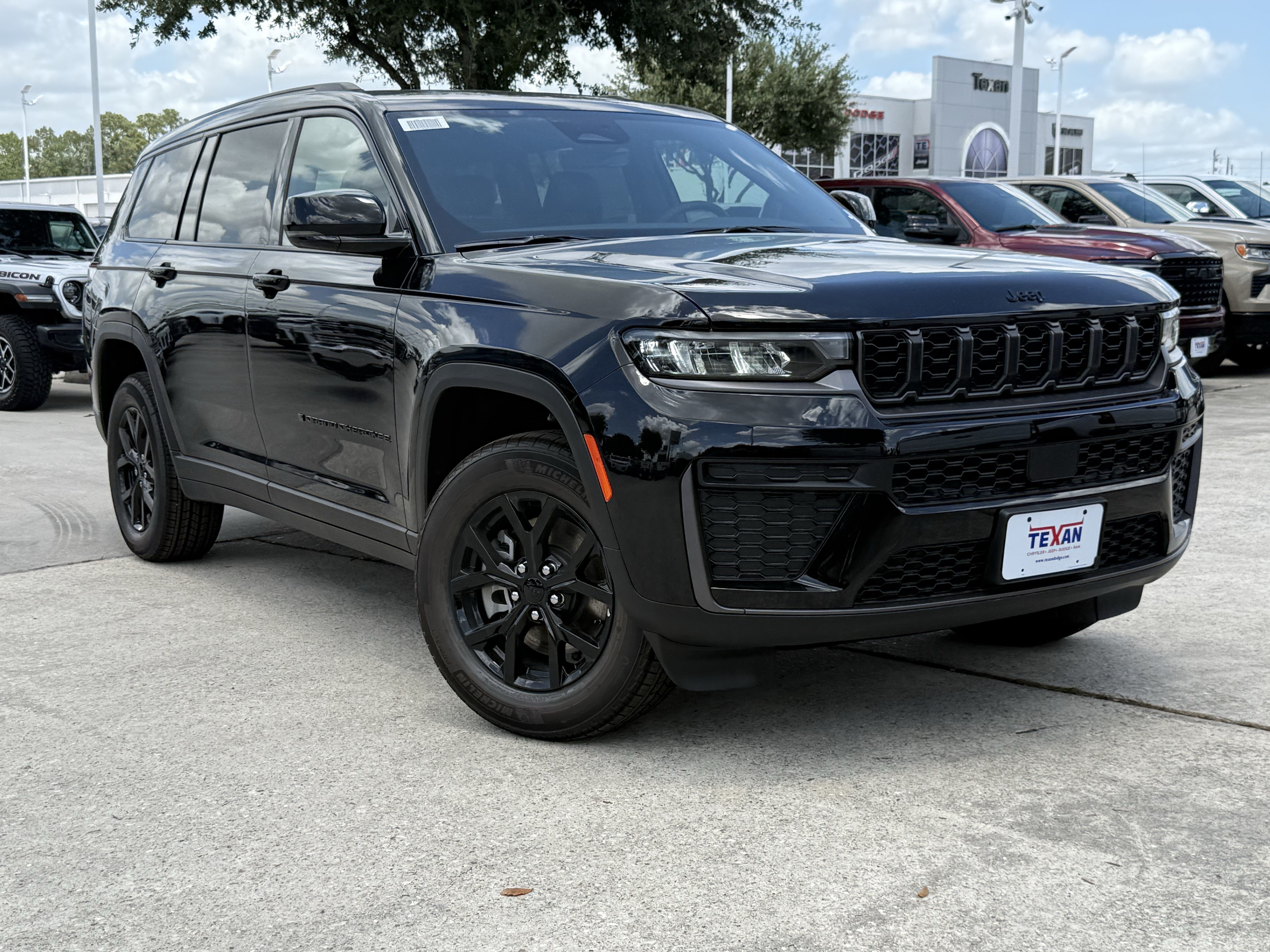 New 2026 Diamond Black Crystal Pearlcoat Jeep Laredo Altitude image 2