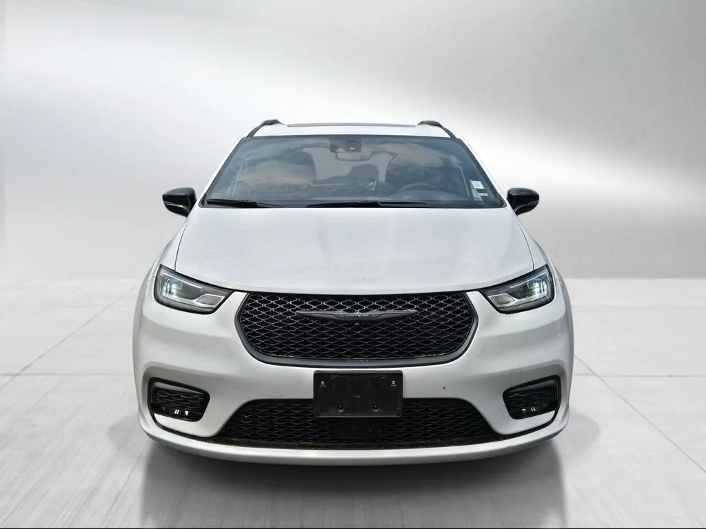 Used 2025 Bright White Clearcoat Chrysler Limited image 8