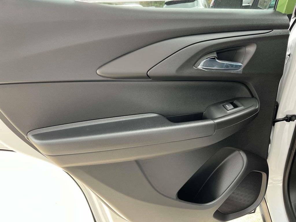 Used 2025 Iridescent Pearl Tricoat Chevrolet ACTIV image 17
