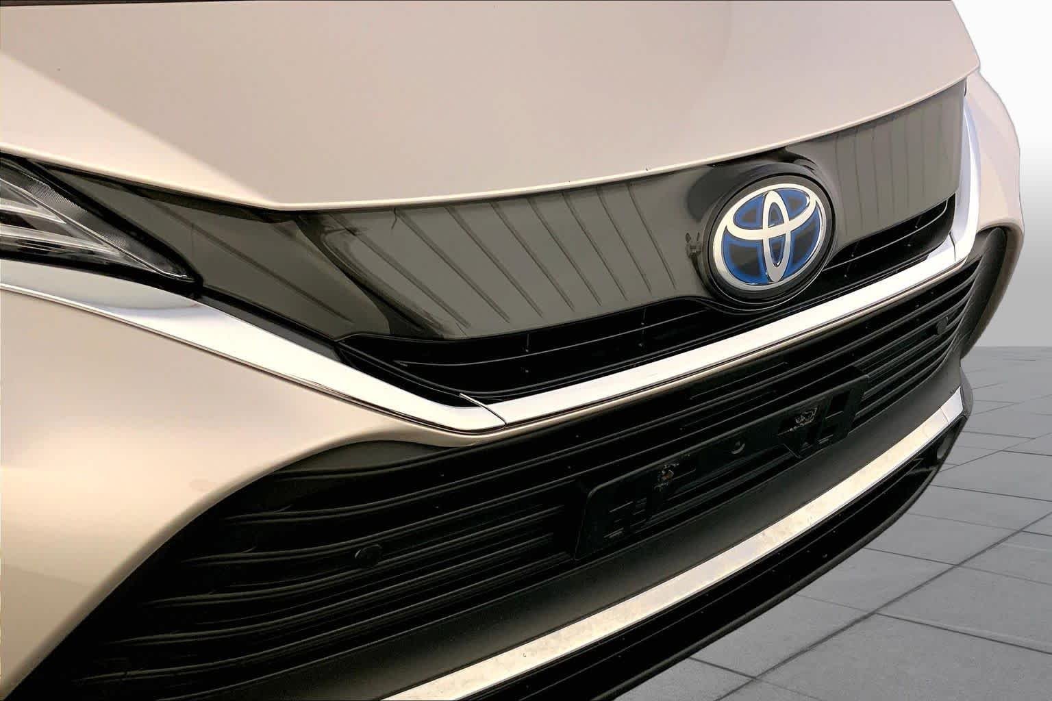 Used 2022 Titanium Glow Toyota XLE image 32