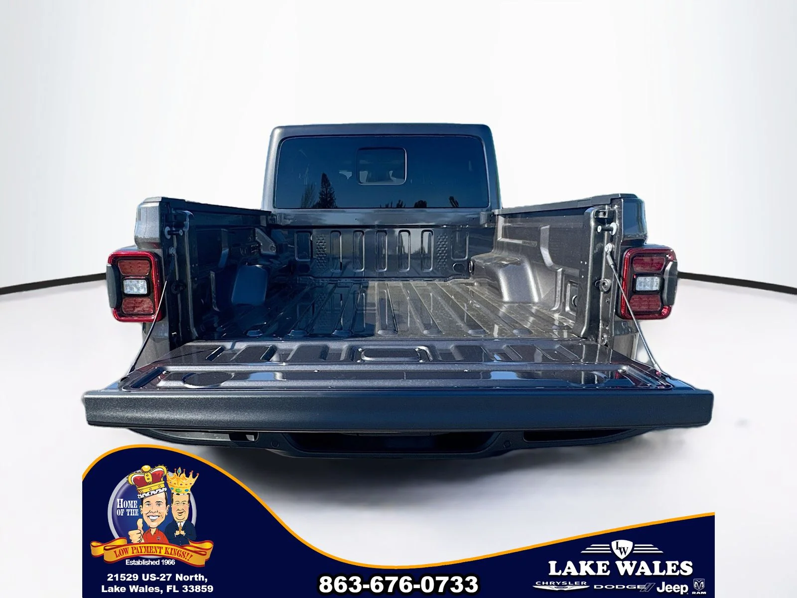 New 2026 Granite Crystal Metallic Clear-Coat Exterior Paint Jeep Sahara image 24