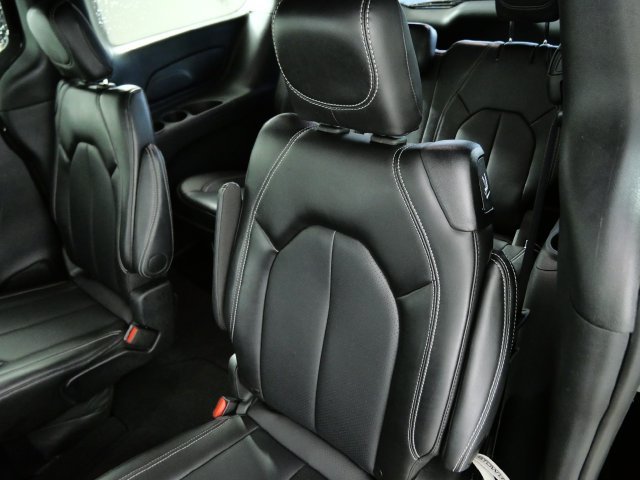 Used 2025 Black Chrysler Select image 14