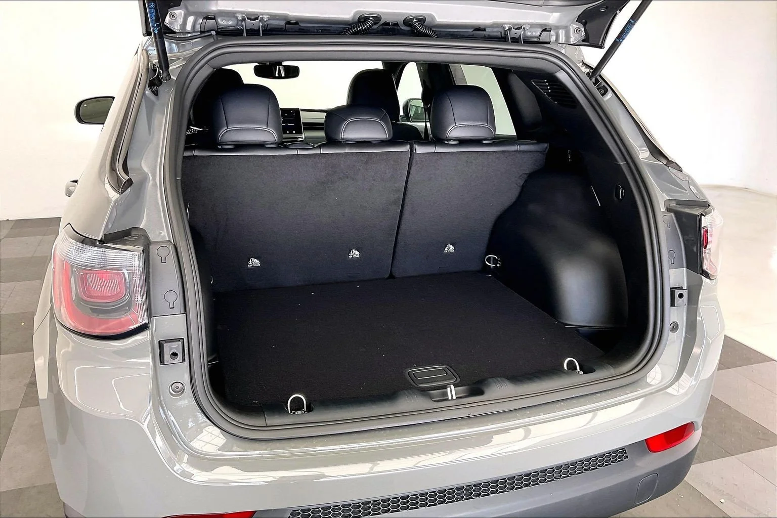 New 2026 Sting-Gray Clearcoat Jeep Latitude Altitude image 11