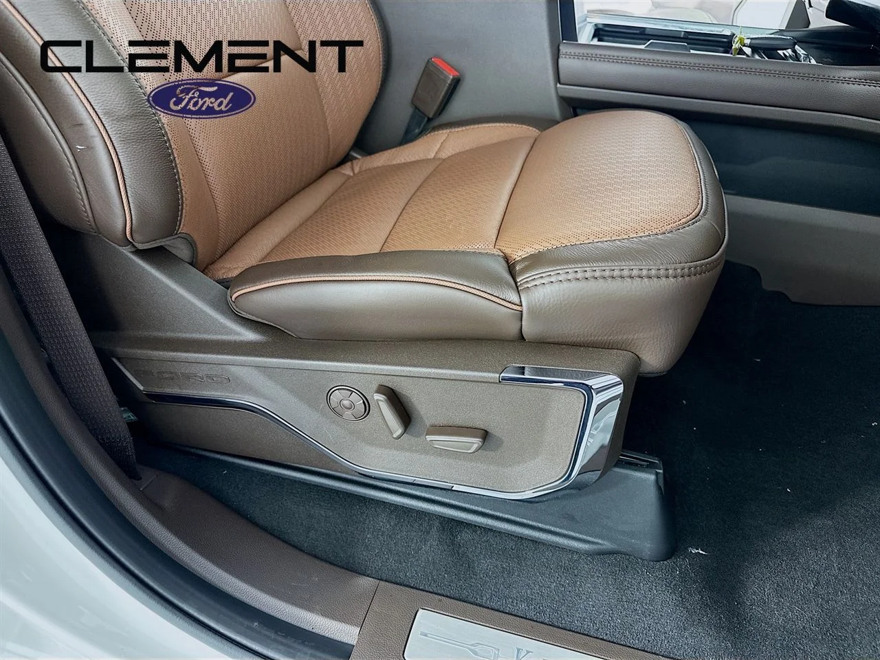 New 2026 Star White Metallic Tri-Coat Ford F-350® King Ranch® image 32