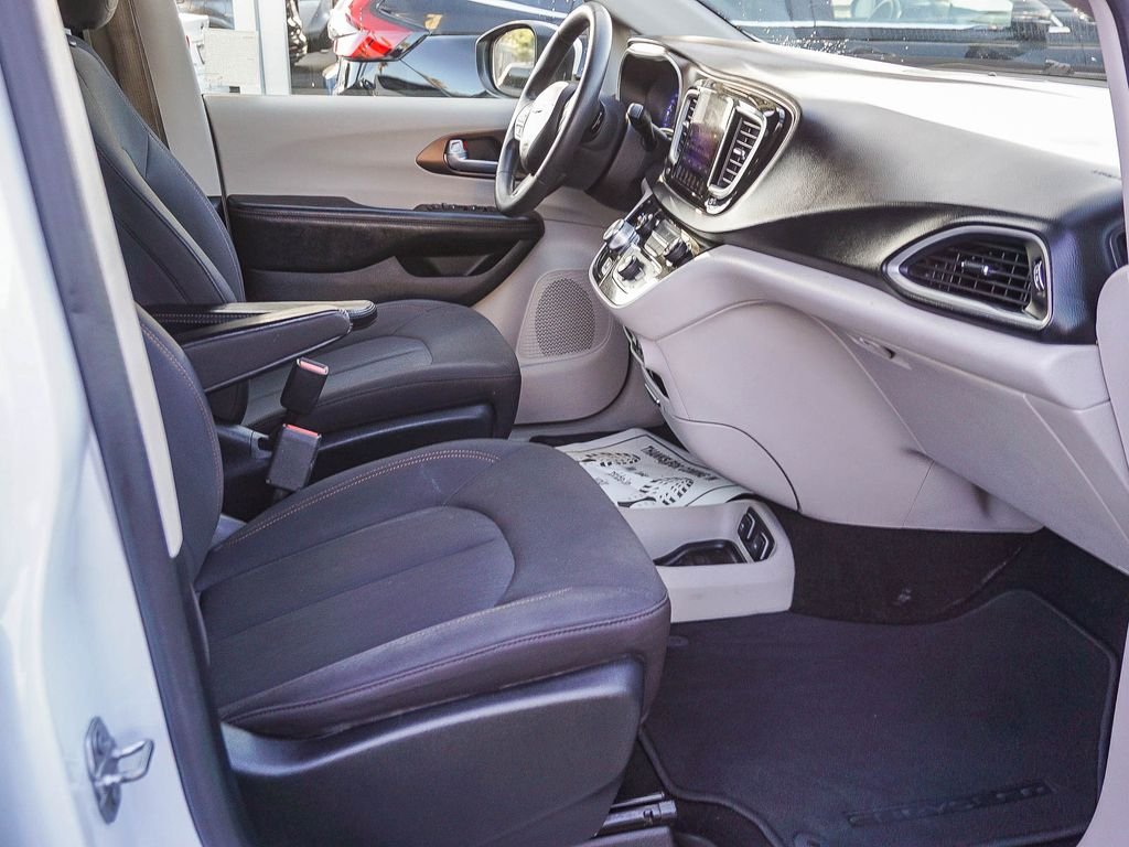 Used 2017 White Chrysler Touring image 13