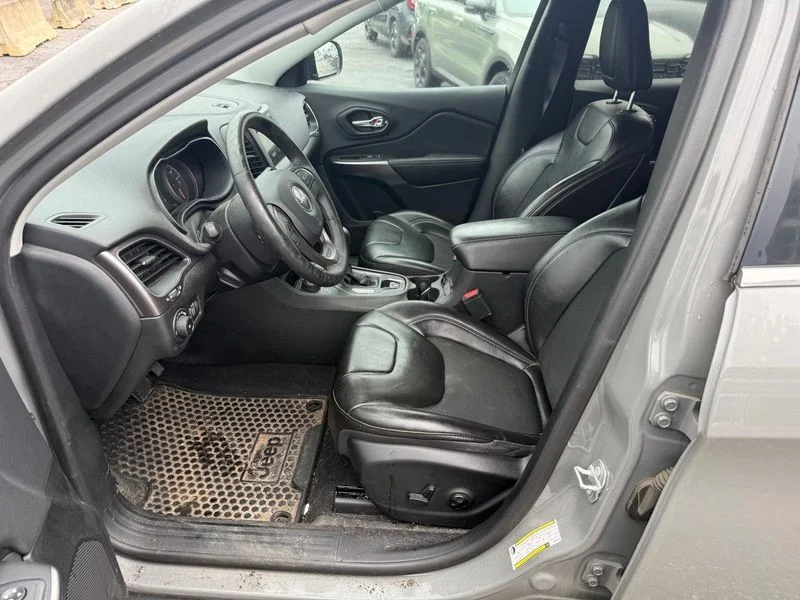 Used 2019 Gray Jeep Latitude Plus image 9