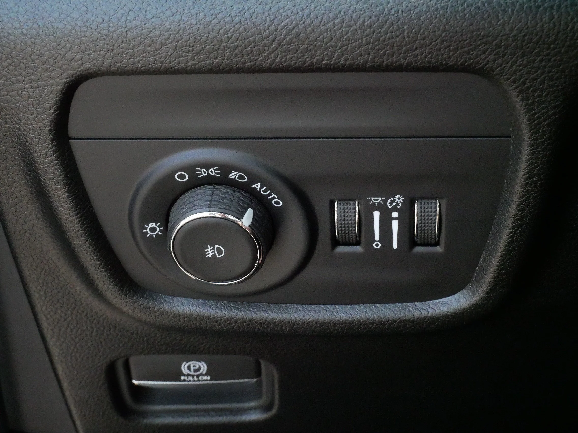 Used 2025 Diamond Black Crystal Pearlcoat Jeep Limited image 27