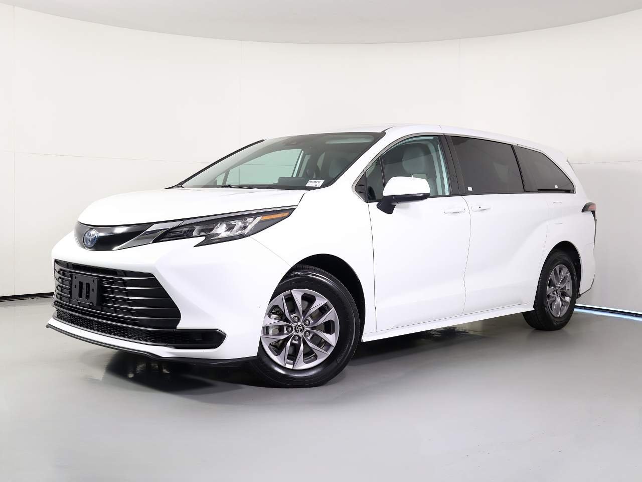 2023 Toyota Sienna LE 8-Passenger Hybrid FWD's photo