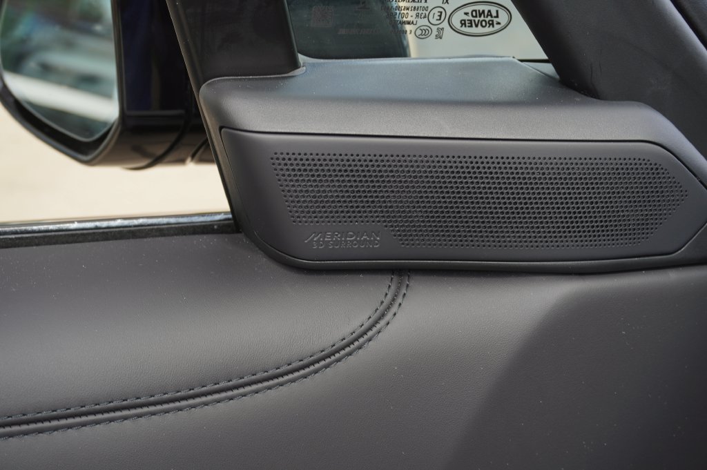 New 2026 Santorini Black Land Rover SE image 10