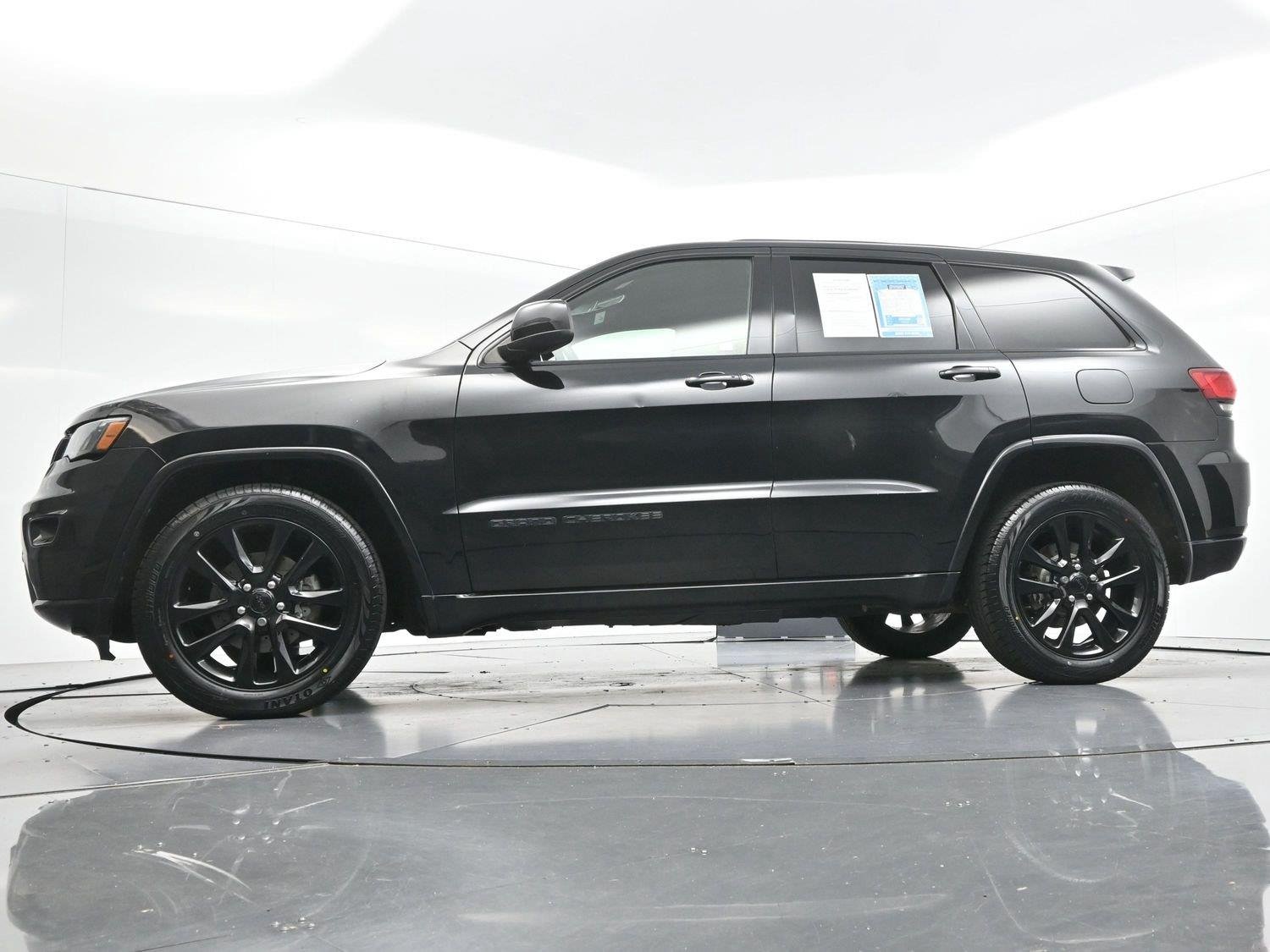 Used 2017 Diamond Black Crystal Pearlcoat Jeep Altitude image 48
