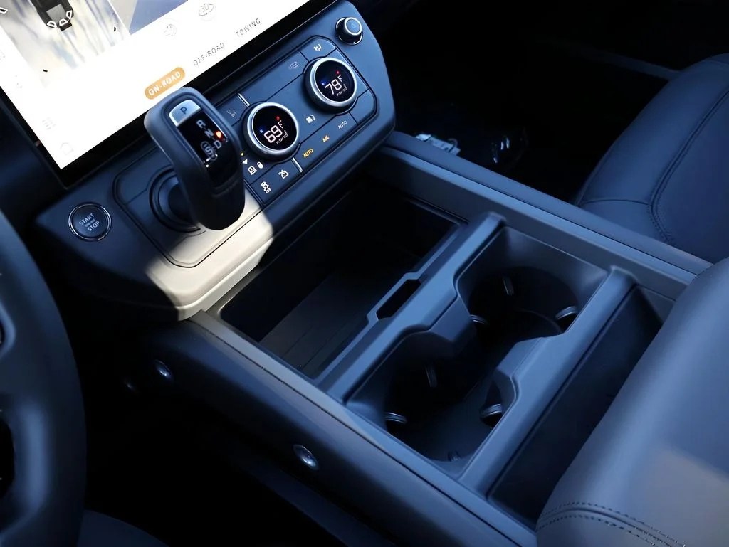 New 2026 Tasman Blue Land Rover X-Dynamic SE image 24
