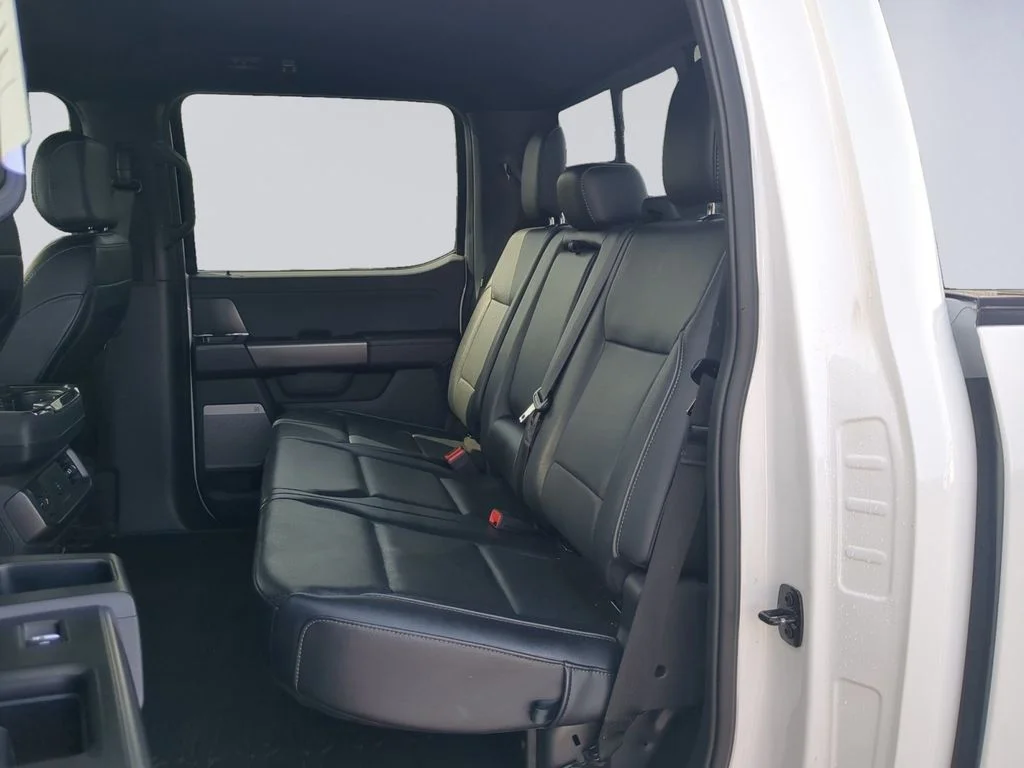 Used 2025  Ford Lariat image 18